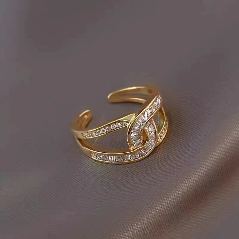 Tindra -  Knotted Elegant Ring