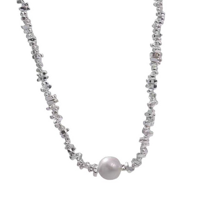 Gloriana - Elegant Pearl Necklace