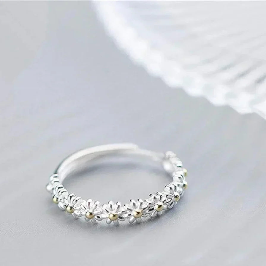 Magdalena –  Hand-Painted Enamel Daisy Ring