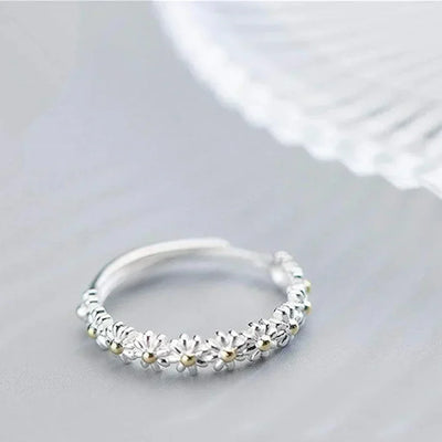 Magdalena –  Hand-Painted Enamel Daisy Ring